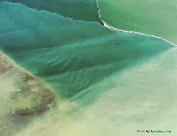 의암호 한가운데 춘천댐과 소양강댐에서 흘러 내려온 물은 수온이 달라 서로 섞이지 않고 한 폭의 수채화를 그려낸다.