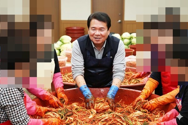 김장하는 신경호 강원도교육감. 사진=AI(Gemini) 생성.