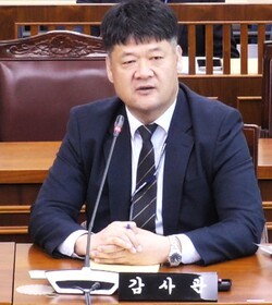 강원도의회 행정사무감사에서 답변하는 강원도교육청 임재욱 감사관. 사진=강원도의회 영상회의록 캡처.