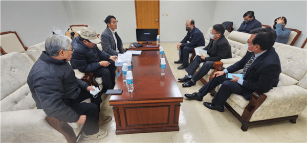 2022년 12월 14일 정부 대전청사 귀빈실에서 문화재청 공무원들(오른쪽)과 중도본부(왼쪽)가 중도유적지 원상복원과 관련해 면담하는 장명. 사진=중도본부