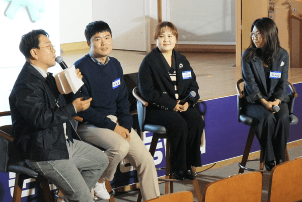 #제24회 춘천양성평등대회에서 주제 발표자들과 함께 양성평등을 주제로 토크콘서트를 하는 모습.