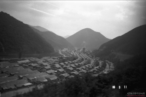 1980년대 중반 사북 탄광촌 골짜기를 가득 메운 광부들 사택 단지 모습. 사진=민주화운동기념사업회