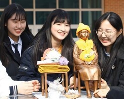 2019년 춘천여고 '평화의 소녀상' 제막식 당시 장면. 출처=뉴스1