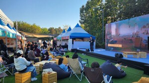 책이 흐르는 공지천의 가을