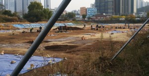 "침수로 훼손된 캠프페이지 유구, 불법으로 매립"